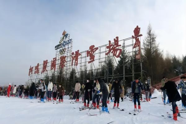 松鸣岩国际滑雪场